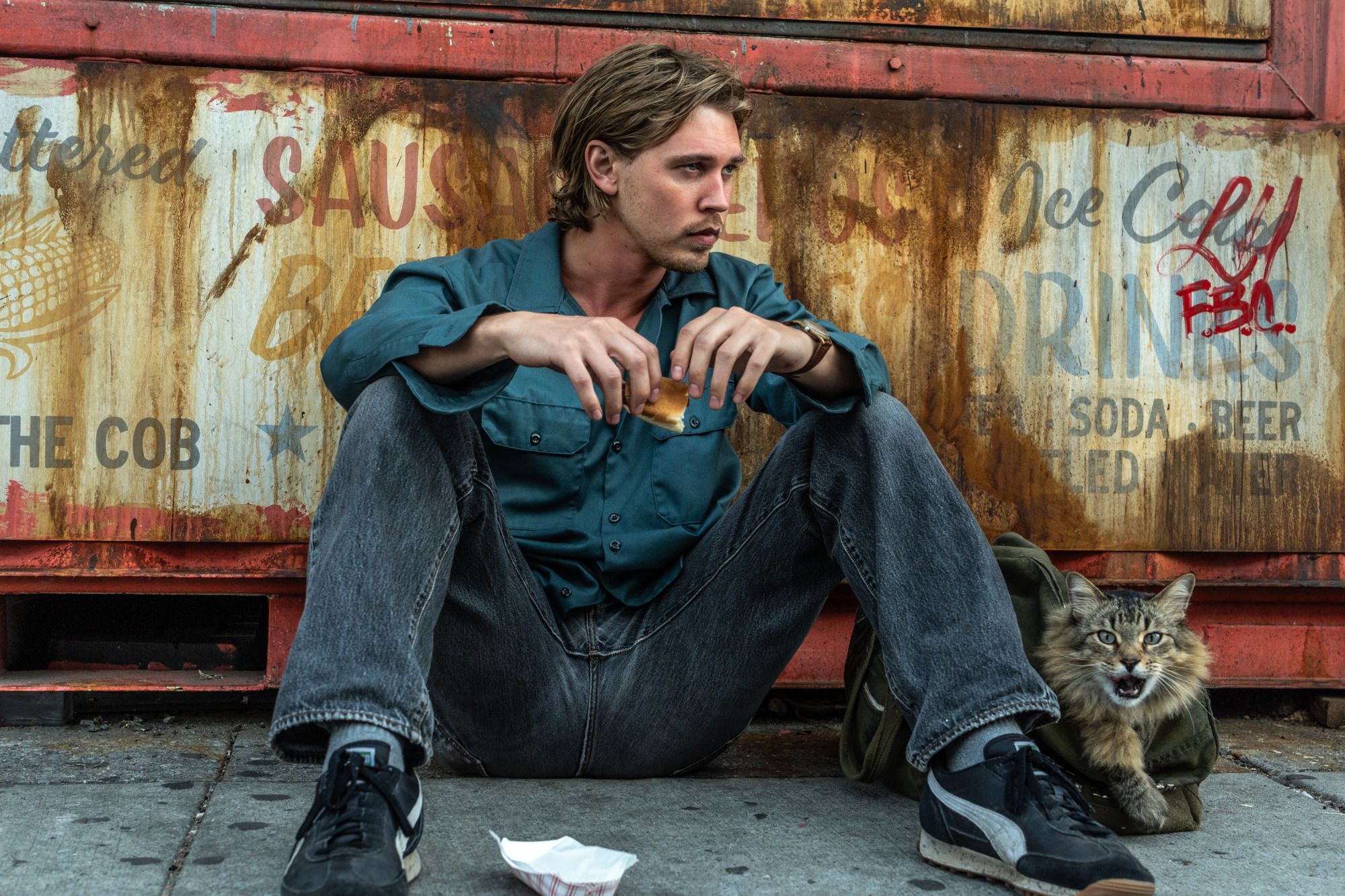 Austin Butler y Tonic en Atrapado Robando (2025)